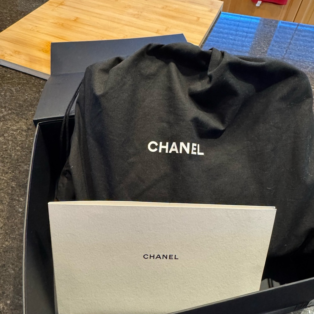 CHANEL Black Quilted Shoulder Bag with Gold Hardware - Picture 5 of 5